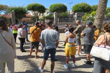 Protesta de los trabajadores del Paco Artiles y encuentro al aire libre con el alcalde en Arnao/TA.
